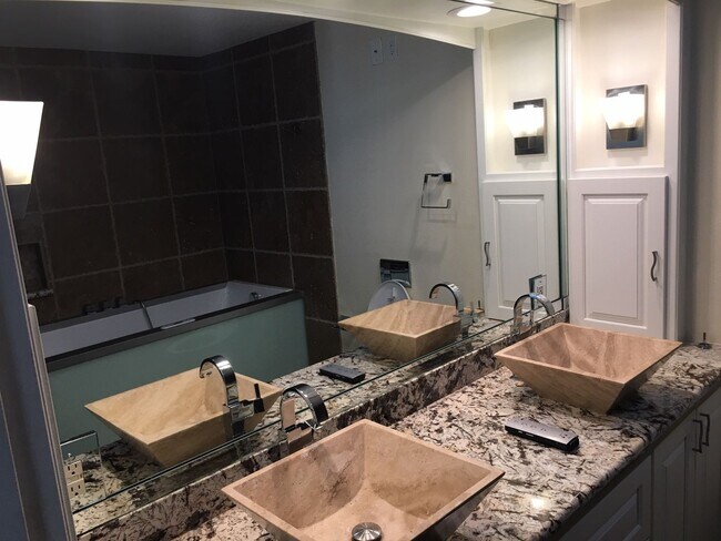 Building Photo - Beautifully renovated 3 bed/3bath near UTMB