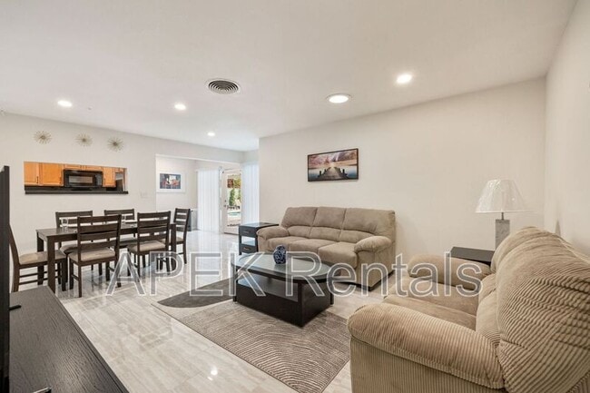 Building Photo - 1425 Vía Soledad