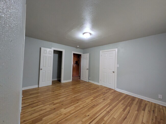 Building Photo - 327 G St NE