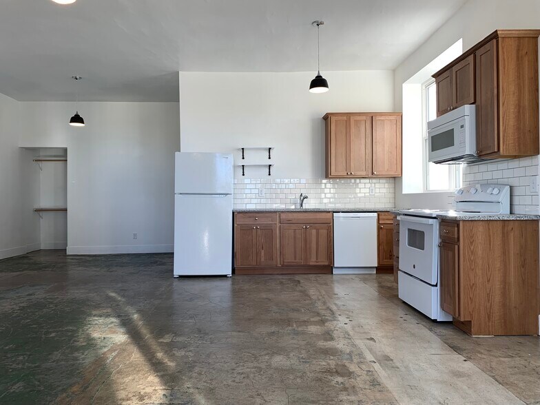 Building Photo - 111 N Walnut St