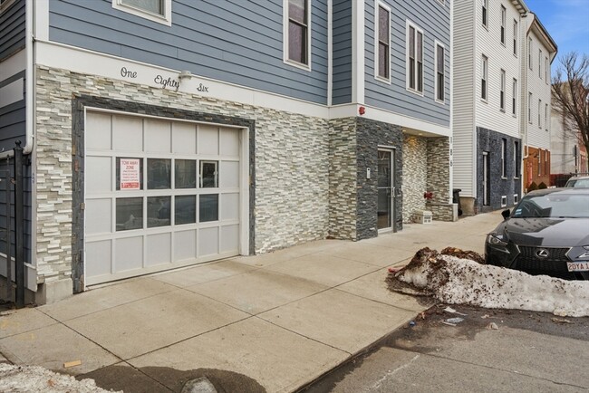 Building Photo - 186 Paris St