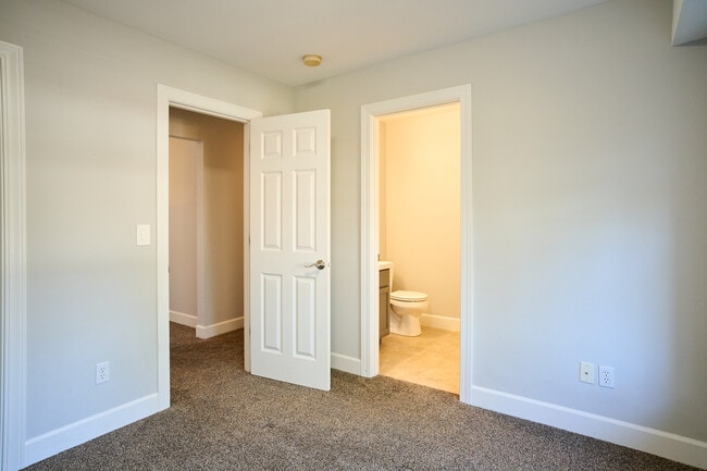 Building Photo - 10028 124th Ave NE