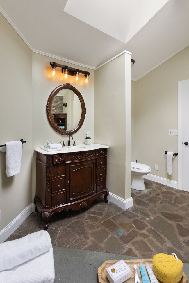 Building Photo - 338 Clove Rd