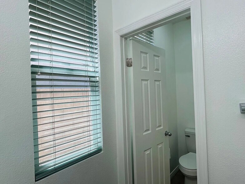 Building Photo - 40750 Hilton Head Ct