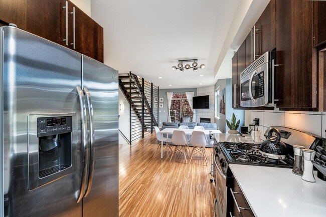 Building Photo - 1308 E Marion St