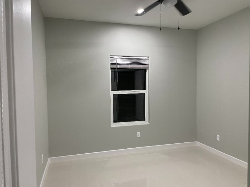 Building Photo - 2511 N Vineyard Ave