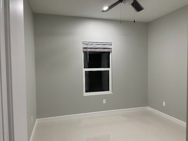 Building Photo - 2511 N Vineyard Ave