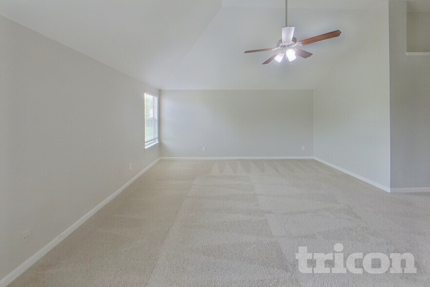 Building Photo - 15 Silver Willow Walk