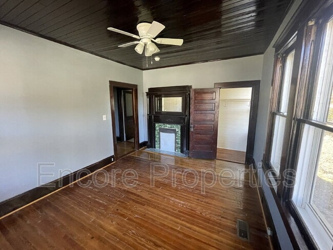 Building Photo - 610 Parks St