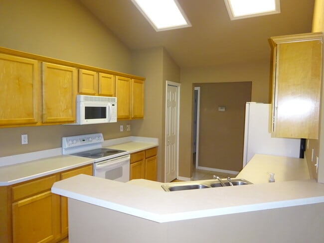 Building Photo - Spacious Home In South Pointe