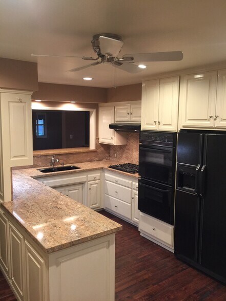 Building Photo - 2000 Karen St