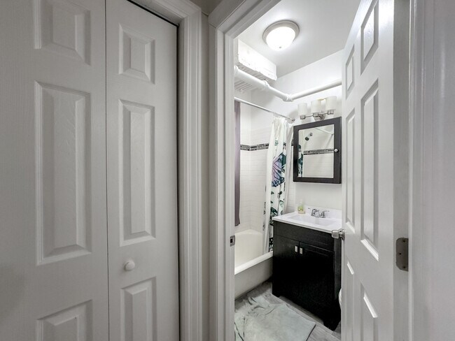 Building Photo - 2131 W Giddings St