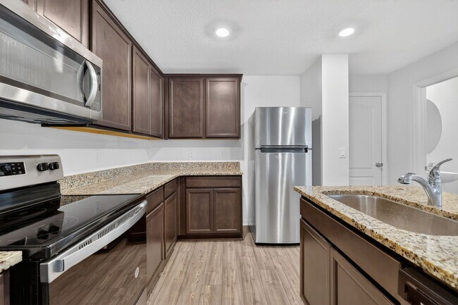 Building Photo - 3BR Townhome in Tavares with Open Floor Plan & Community Playground