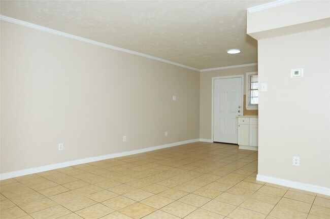 Building Photo - 123 W 6th St