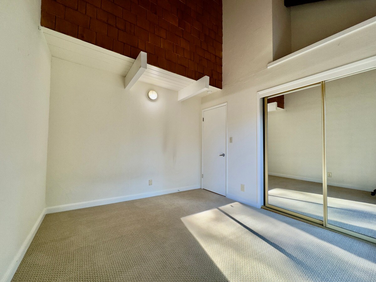 Building Photo - 6583 Valley View Rd