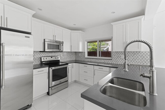 Building Photo - 6432 SW 33rd St