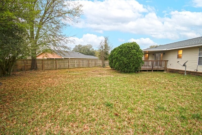 Building Photo - 3 bed, 2 bath brick home near West Florida...