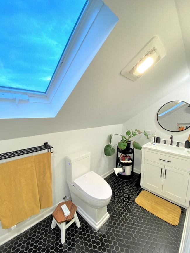 Building Photo - 5916 W Cornelia Ave