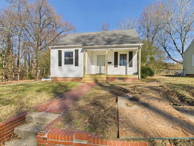 Building Photo - 500 Pelham Dr