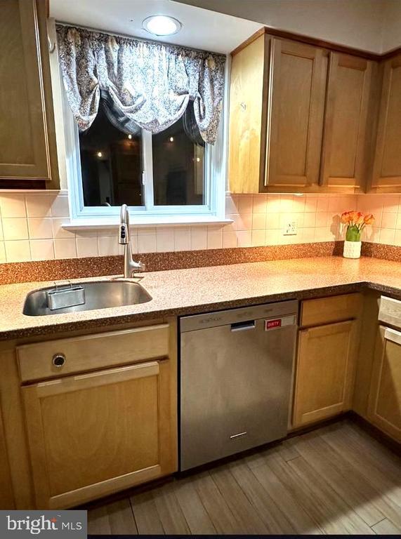 Building Photo - 8140 Drayton Ln