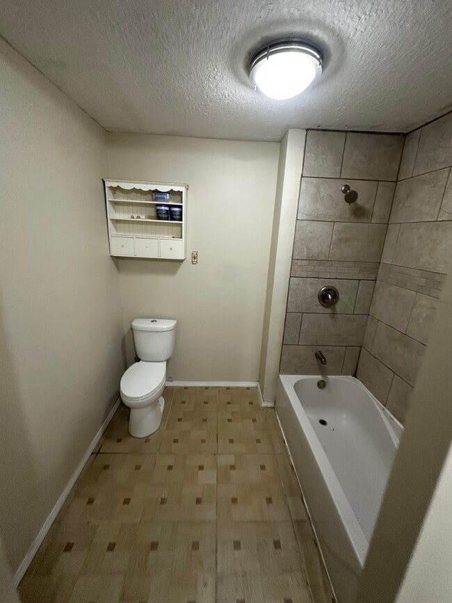 Building Photo - 435 S Poplar Ave