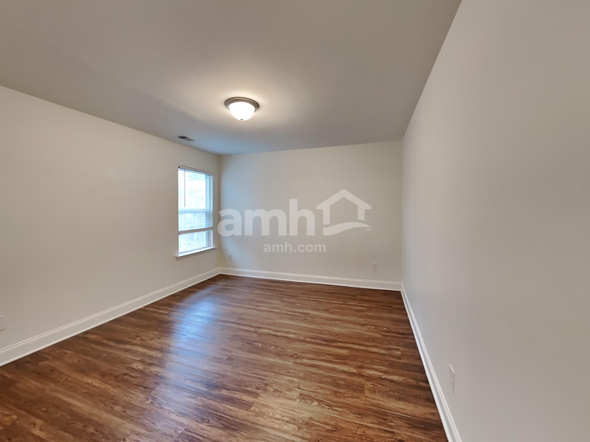 Building Photo - 574 Pointe Dr