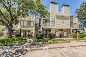 Building Photo - Updated 1-Bedroom Condo in Gated Community – Prime West 7th Location