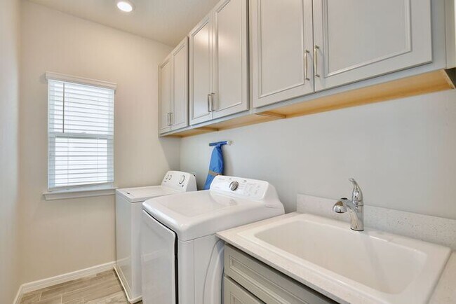 Building Photo - Modern 5/3 Water-View Home in Weslyn Park ...