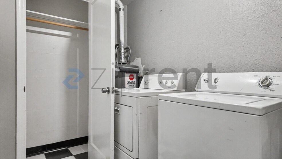 Building Photo - Unit 1
