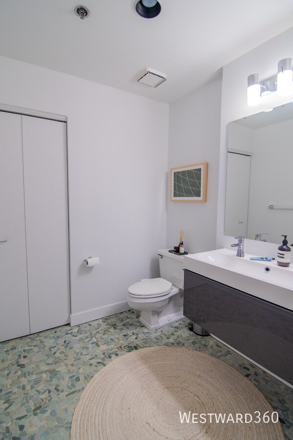 Building Photo - 1017 W Washington Blvd