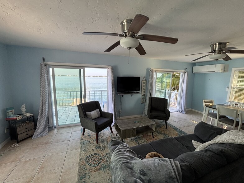 Building Photo - 757 La Fitte Rd