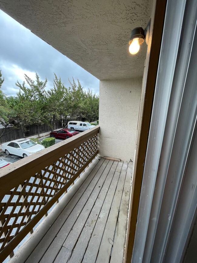 Building Photo - Charming Townhouse (2 Bed / 1.5 Bath)