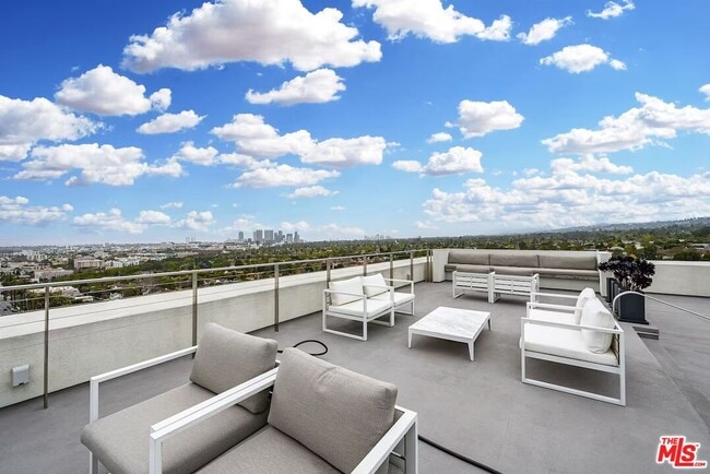 Building Photo - 838 N Doheny Dr