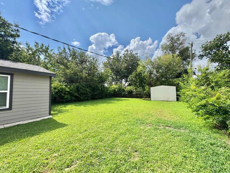 Building Photo - 2144 Westchester Dr