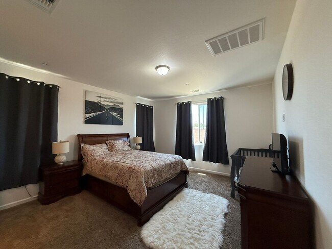 Building Photo - Must See! Fully furnished 3 bedroom, 2 bat...