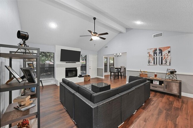 Building Photo - 2530 Seven Hills Dr