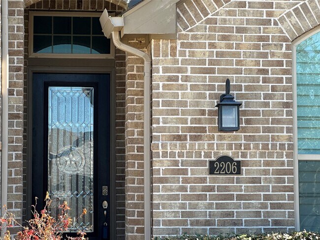 Building Photo - 2206 Hays Ranch Dr