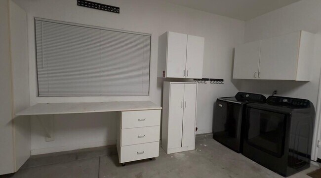 Building Photo - Charming Home Just Minutes from the Beach!