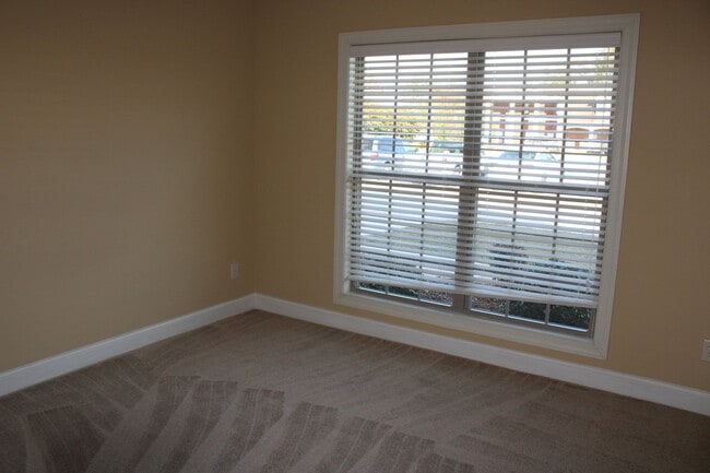 Building Photo - Great Location. Minutes to Amazon, MTM and...