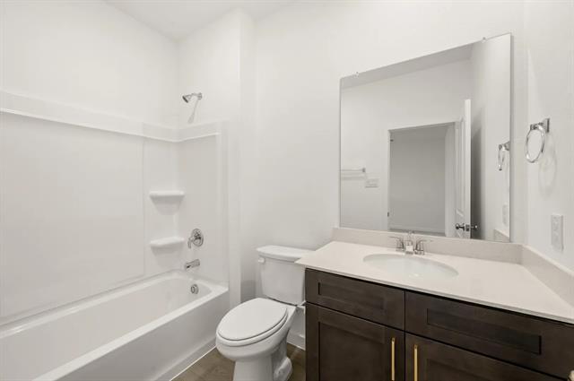 Building Photo - 5720 Lakeview Dr
