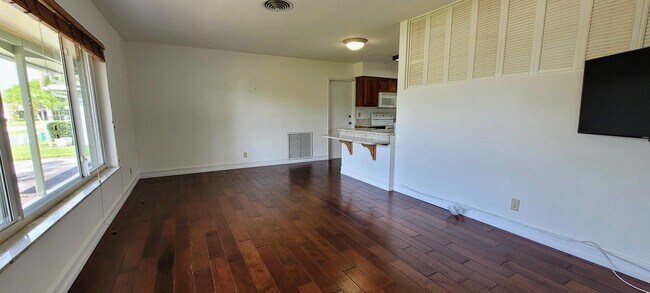 Building Photo - 949 W Royal Palm Rd