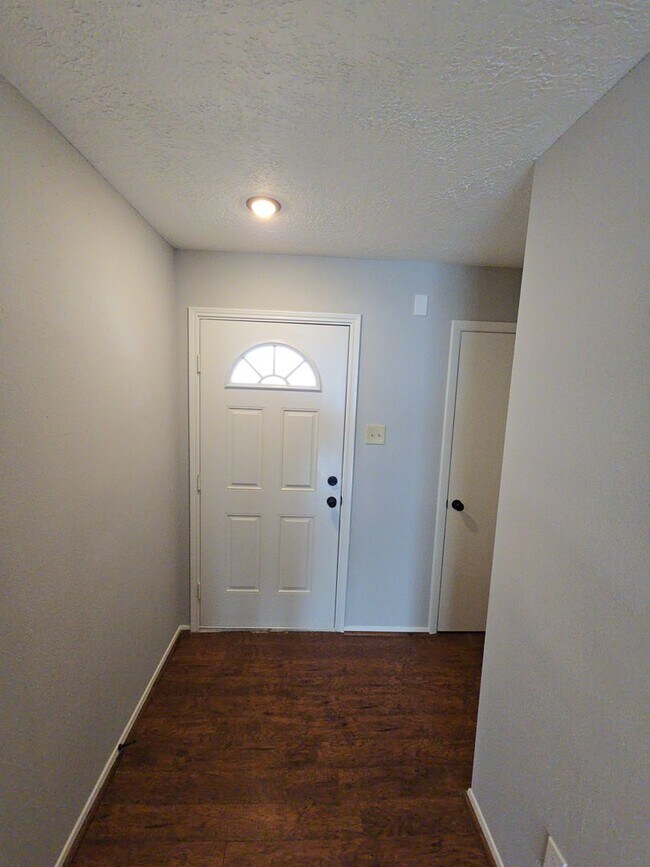 Building Photo - 19415 Southaven Dr