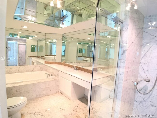 Building Photo - 16400 Collins Ave