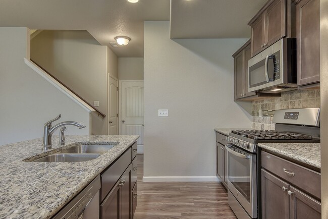 Building Photo - Beautiful Townhome!