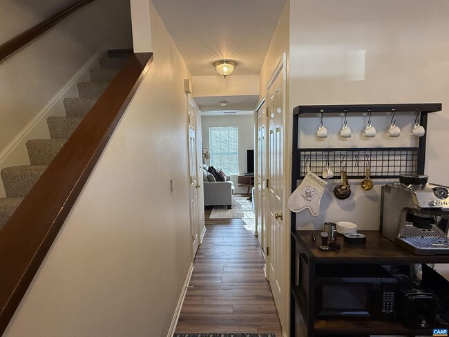 Building Photo - 121 Birdwood Ct