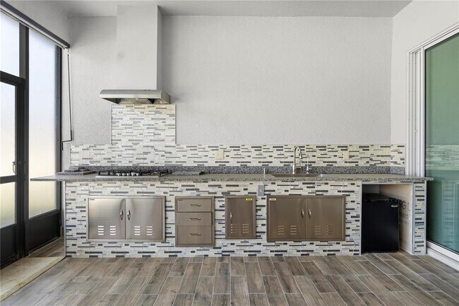 Building Photo - 2320 Symphony Cir