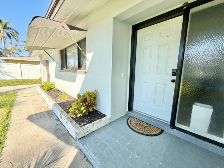 Building Photo - 331 Bayshore Dr