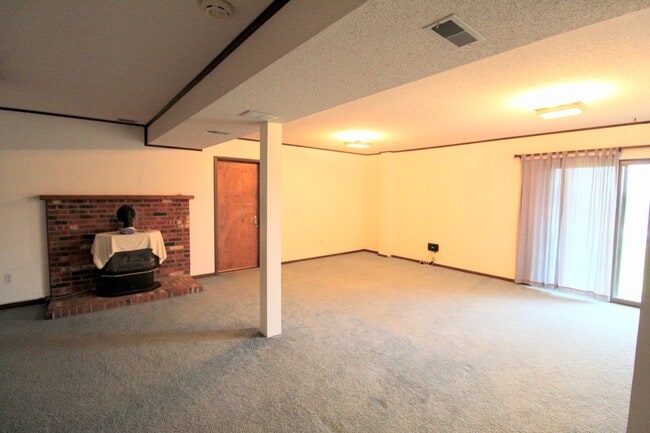 Building Photo - For Rent: Spacious Ranch-Style Home with S...