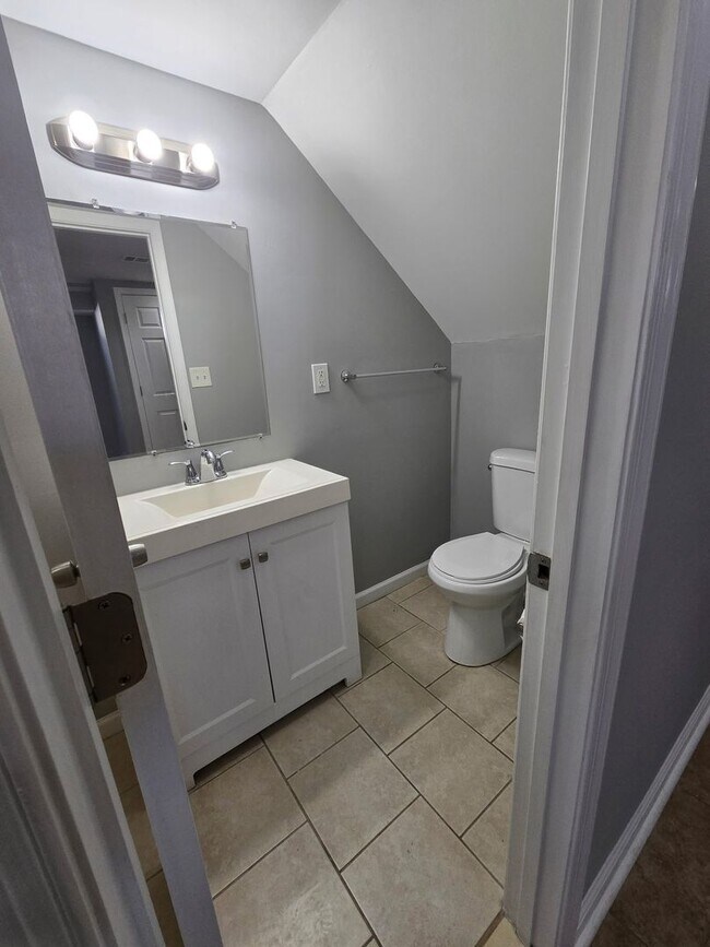 Building Photo - **3 BEDROOM TOWNHOME IN BALTIMORE COUNTY AVAILABLE**