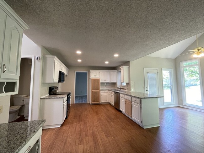 Building Photo - Welcome to this stunning 4-bedroom, 2.5-bathroom home located in the desirable Overland Park.